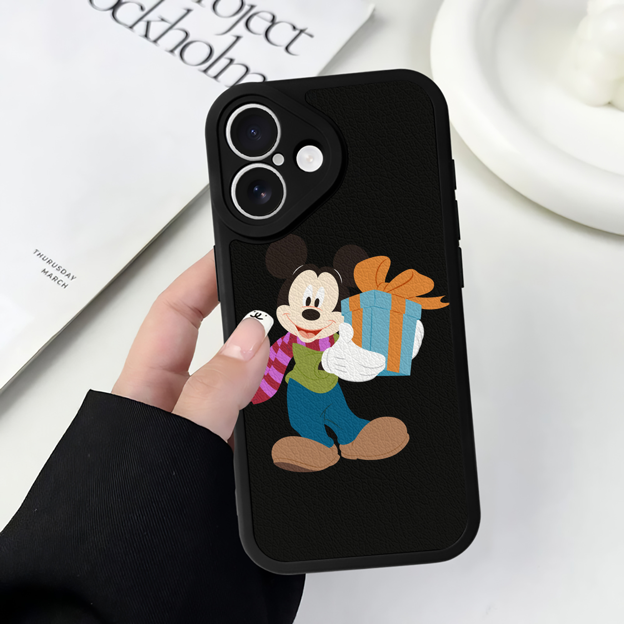 （画像用） ミッキーマウス Mickey Mouse 【iPhone 16シリーズ対応】シリコンスマホケース（レザー調） 材質：シリコン